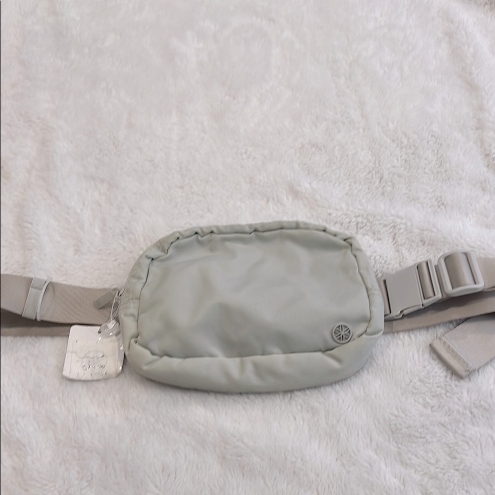 Nwts Gaiam waist pack sidekick fannypack crossbody nylon gray weather resistant